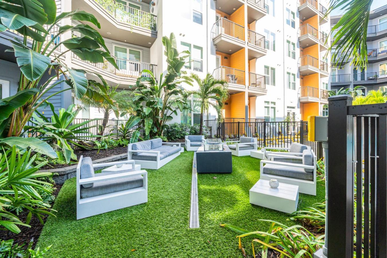 Tropical Field 1 Bed In Downtown With Free Parking Apartment St. Petersburg Exterior photo