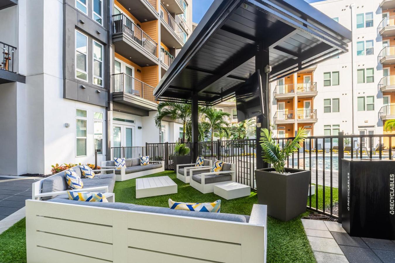 Tropical Field 1 Bed In Downtown With Free Parking Apartment St. Petersburg Exterior photo