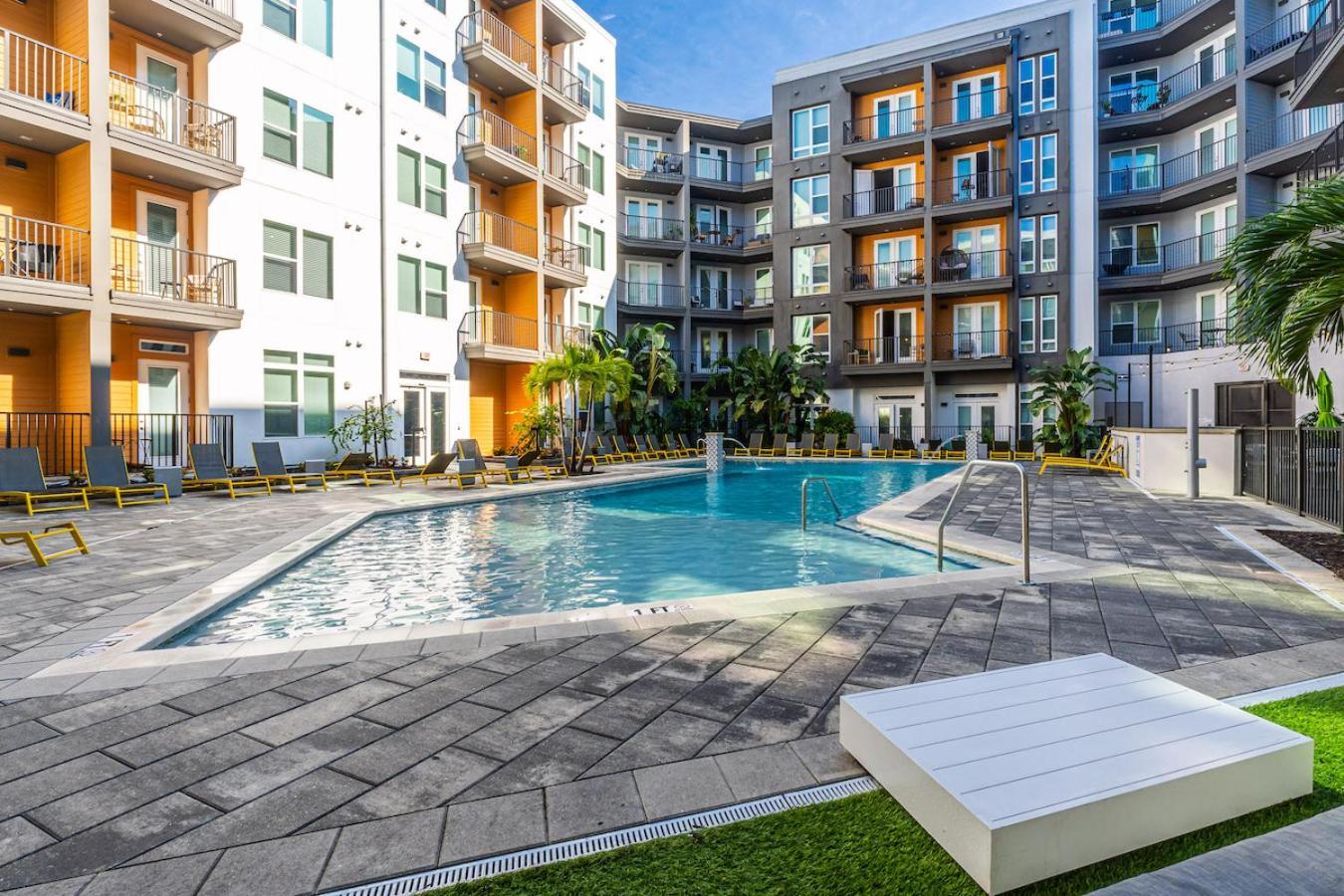 Tropical Field 1 Bed In Downtown With Free Parking Apartment St. Petersburg Exterior photo