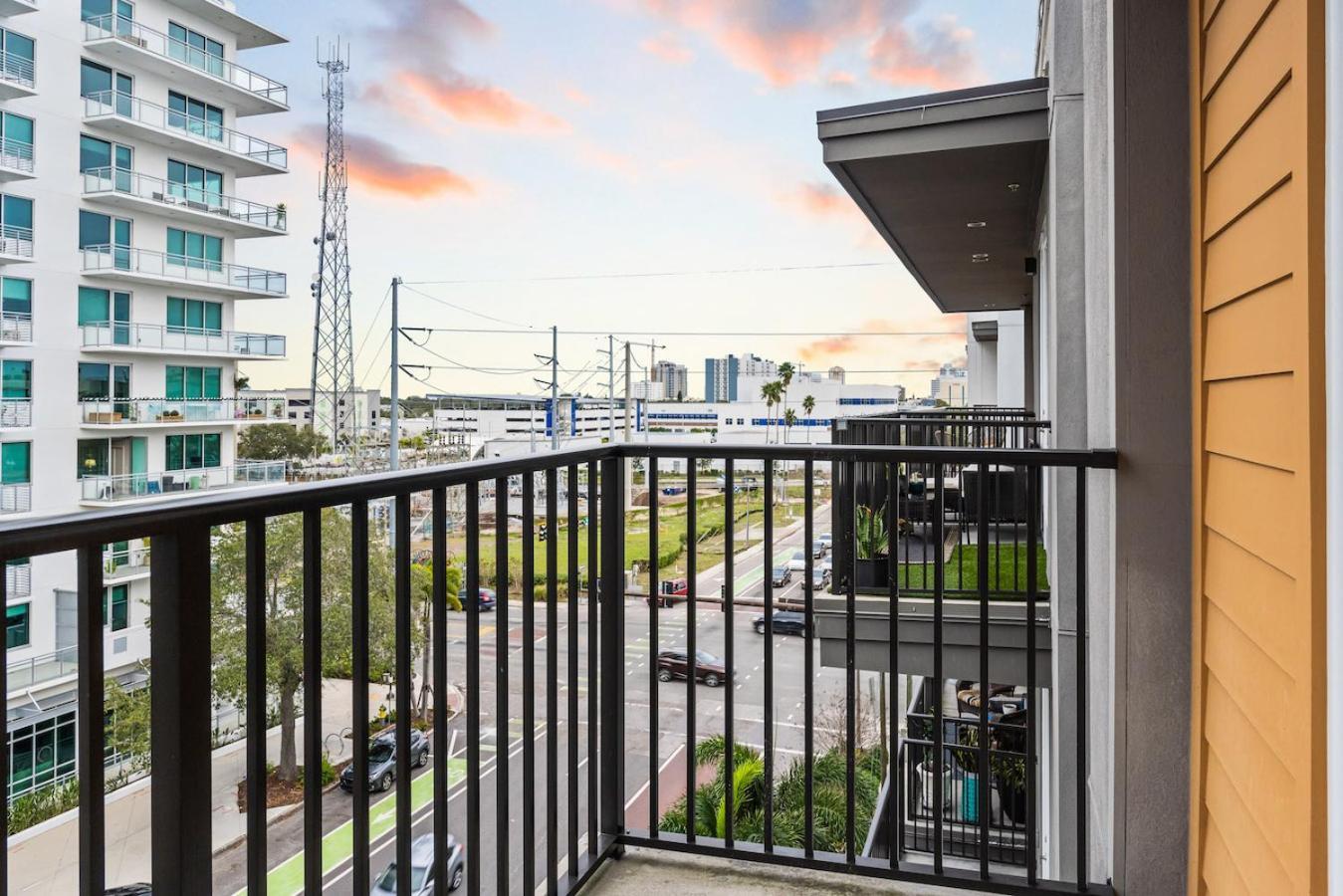 Tropical Field 1 Bed In Downtown With Free Parking Apartment St. Petersburg Exterior photo